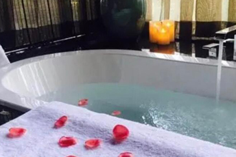 杭州江干区水疗池中的失重冥想：当身体学会漂浮